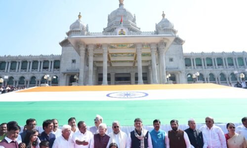 ಖಾದಿಯು ಕೇವಲ ವಸ್ತ್ರವಲ್ಲ; ದೇಶದ ಹೆಮ್ಮಯ ಸಂಕೇತ: ಸಿಎಂ ಬಣ್ಣನೆ |ಬೆಳಗಾವಿಯ ಸುವರ್ಣಸೌಧ ಅಂಗಳದಲ್ಲಿ ಮುಖ್ಯಮಂತ್ರಿಗಳಿಂದ ಐತಿಹಾಸಿಕ ಖಾದಿ ರಾಷ್ಟ್ರಧ್ವಜದ ಅನಾವರಣ