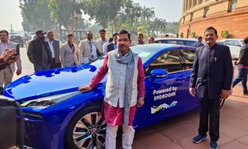 ದೇಶದಲ್ಲಿ ಹೈಡ್ರೋಜನ್ ಯುಗದ ಆರಂಭ; ಹಸಿರು ಶಕ್ತಿಯ ಕಾರ್‌ ಚಲಾಯಿಸಿದ ಸಚಿವ ಪ್ರಲ್ಹಾದ ಜೋಶಿ|ರಸ್ತೆಯಲ್ಲಿ ಸಂಚಾರಕ್ಕಿಳಿದ ಟೊಯೋಟಾ, ಕಿರ್ಲೋಸ್ಕರ್, NISE ತಯಾರಿಸಿದ ಹಸಿರು ಕಾರ್