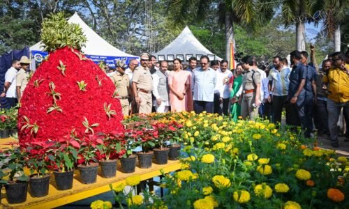 ಮಂಡ್ಯದಲ್ಲಿ ಎರಡು ಲಕ್ಷಕ್ಕೂ ಅಧಿಕ ಪುಷ್ಪಗಳನ್ನು ಬಳಸಿ ವಿಶೇಷ ಫಲಪುಷ್ಪ ವಸ್ತು ಪ್ರದರ್ಶನ – ಎನ್.ಚಲುವರಾಯಸ್ವಾಮಿ