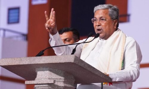 ಕೊಳೆಗೇರಿ ಜನರೂ ಮುಖ್ಯವಾಹಿನಿಗೆ ಬರಬೇಕು: ಸಿ.ಎಂ.ಸಿದ್ದರಾಮಯ್ಯ | ಅರ್ಹ ಫಲಾನುಭವಿಗಳಿಗೆ ಮನೆಗಳ ಹಸ್ತಾಂತರಿಸಿದ ಸಿಎಂ