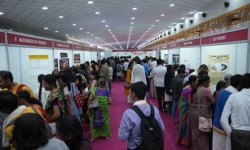 ವಿಜ್ಞಾನದ ಕಣ್ಣಲ್ಲಿ ವೇದಾಂತದ ದರ್ಶನ: ಜನಮನ ಗೆದ್ದ ‘ದಕ್ಷಿಣಾಸ್ಯ ದರ್ಶಿನಿ’ಗೆ ಅದ್ಧೂರಿ ತೆರೆ | ಪ್ರಾಚೀನ ಜ್ಞಾನಕ್ಕೆ ಆಧುನಿಕ ತಂತ್ರಜ್ಞಾನದ ಸ್ಪರ್ಶ