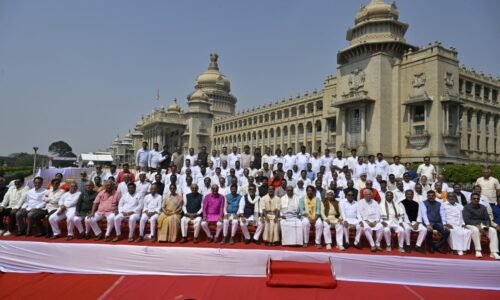 ಹದಿನಾರನೇ ವಿಧಾನಸಭೆಯ ಸದಸ್ಯರುಗಳ ಜೊತೆ ಗ್ರೂಪ್ ಪೋಟೋ