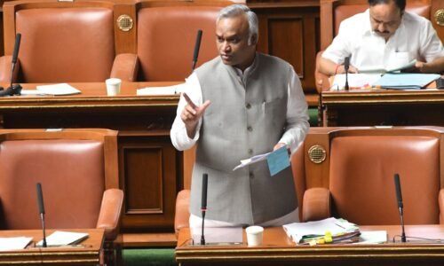 ಕರ್ನಾಟಕ ವಿವಾಹದಲ್ಲಿ ಆಯ್ಕೆಯ ಸ್ವಾತಂತ್ರ್ಯ ಹಾಗೂ ಮರ್ಯಾದೆ ಮತ್ತು ಸಂಪ್ರದಾಯದ ಹೆಸರಿನಲ್ಲಿರುವ ಅಪರಾಧಗಳ ಪ್ರತಿಬಂಧಕ ಮತ್ತು ನಿಷೇಧ ವಿಧೇಯಕ ಮಂಡಿಸಿದ ಸಚಿವ ಪ್ರಿಯಾಂಕ್ ಖರ್ಗೆ