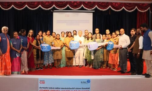 ಚಾಲನಾ ತರಬೇತಿ ಪಡೆದಿದ್ದ 20 ಮಹಿಳೆಯರು ಹಾಗೂ ಮಂಗಳಮುಖಿಯರಿಗೆ ಉಚಿತ ಎಲೆಕ್ಟ್ರಿಕ್‌ ಆಟೋ ವಿತರಿಸಿದ ಸಚಿವ ರಾಮಲಿಂಗಾರೆಡ್ಡಿ