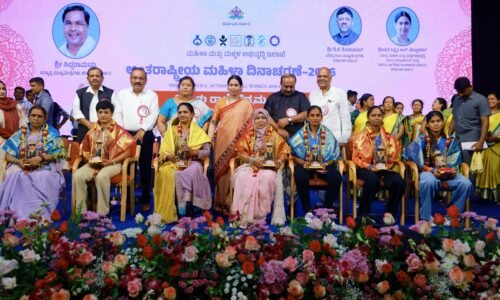 ಹೆಣ್ಣು ಧೈರ್ಯದಿಂದ ಇದ್ದರೆ ಮನೆಗೆ ಬೆಳಕಿದ್ದಂತೆ : ಸಚಿವೆ ಲಕ್ಷ್ಮೀ ಹೆಬ್ಬಾಳಕರ್‌ | ಸಾಧಕಿಯರಿಗೆ ಕಿತ್ತೂರು ರಾಣಿ ಚನ್ನಮ್ಮ ಪ್ರಶಸ್ತಿ ಪ್ರದಾನ