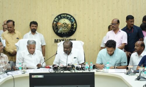 ಮಂಡ್ಯ ರೈಲು ನಿಲ್ದಾಣ ಮೇಲ್ದರ್ಜೆಗೆ; ವಿಮಾನ ನಿಲ್ದಾಣ ಮಾದರಿಯಲ್ಲಿ ಅಭಿವೃದ್ಧಿ| ರೈಲ್ವೆ ರಾಜ್ಯ ಸಚಿವ ವಿ ಸೋಮಣ್ಣ ಅವರೊಂದಿಗೆ ಸಚಿವ ಹೆಚ್.ಡಿ. ಕುಮಾರಸ್ವಾಮಿ ಸಮಲೋಚನೆ