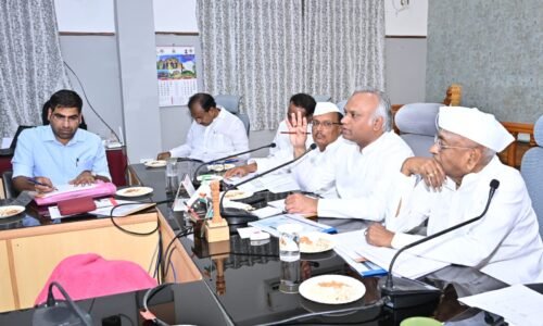 ಕುಡಿಯುವ ನೀರಿನ ಸಮಸ್ಯೆಯನ್ನು ಕೂಡಲೇ ಬಗೆಹರಿಸಿಅಧಿಕಾರಿಗಳಿಗೆ ಸಚಿವ ಪ್ರಿಯಾಂಕ್ ಖರ್ಗೆ ಕಟ್ಟುನಿಟ್ಟಿನ ಸೂಚನೆ| ಪಂಪ್ ಆಪರೇಟರ್ ಹಾಗೂ ಅಗತ್ಯ ಸಿಬ್ಬಂದಿ ನೇಮಕಾತಿಗೆ ಪ್ರಸ್ತಾವನೆ ಸಲ್ಲಿಸಿ