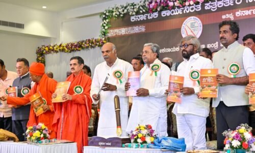 ಸಂವಿಧಾನದ ಆಶಯಗಳನ್ನು ಜಾರಿಗೊಳಿಸುವ ಕೆಲಸ ಮಾಡುತ್ತಿದ್ದೀವಾ ಎಂದು ಪತ್ರಕರ್ತರು ತಮ್ಮನ್ನು ತಾವು ನೋಡಿಕೊಳ್ಳಬೇಕು: ಸಿ.ಎಂ.ಸಿದ್ದರಾಮಯ್ಯ| ವಿದ್ಯಾವಂತರೇ ಹೆಚ್ಚಾಗಿ ಕರ್ಮ‌ ಸಿದ್ಧಾಂತ ಪಾಲಿಸುತ್ತಾರೆ