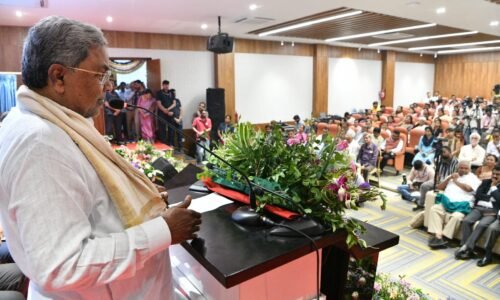 ವಿಳಂಬ ನೀತಿ ಭ್ರಷ್ಟಾಚಾರಕ್ಕೆ ಎಡೆಮಾಡಿಕೊಡುತ್ತದೆ; ಮಧ್ಯವರ್ತಿಗಳನ್ನು ದೂರವಿಡಿ: ಮುಖ್ಯಮಂತ್ರಿ ಸಿದ್ದರಾಮಯ್ಯ ಸೂಚನೆ