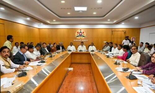 ಗ್ಯಾರಂಟಿ ಯೋಜನೆಗಳು ಅರ್ಹರಿಗೆ ಮಾತ್ರ ತಲುಪಿಸಿ, ದುರುಪಯೋಗಕ್ಕೆ ಅವಕಾಶ ನೀಡದಿರಿ- ಅಧಿಕಾರಿಗಳಿಗೆ ಮುಖ್ಯಮಂತ್ರಿ ಡಿ.ಕೆ.ಶಿವಕುಮಾರ್ ಖಡಕ್ ಸೂಚನೆ