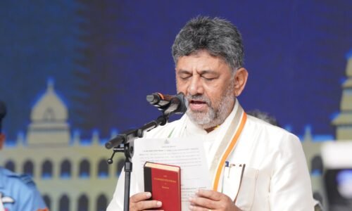 ಸಂವಿಧಾನದ ಪ್ರತಿ ಹಿಡಿದು, ವೀರ ಗಂಗಾಧರ ಅಜ್ಜಯ್ಯ ಹೆಸರಲ್ಲಿ ಮುಖ್ಯಮಂತ್ರಿಯಾಗಿ ಡಿ.ಕೆ. ಶಿವಕುಮಾರ್ ಪ್ರಮಾಣ ವಚನ ಸ್ವೀಕಾರ