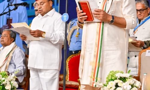 ರಾಜ್ಯದ ನೂತನ ಮುಖ್ಯಮಂತ್ರಿಗಳಾಗಿ ಡಿ.ಕೆ.ಶಿವಕುಮಾರ್ ಪ್ರಮಾಣ ವಚನ ಸ್ವೀಕಾರ|ಅಧಿಕಾರಪದ ಮತ್ತು ಗೋಪ್ಯಾತಾ ಪ್ರಮಾಣ ವಚನ ಬೋಧಿಸಿದ ರಾಜ್ಯಪಾಲ ಥಾವರ್ ಚಂದ್ ಗೆಹ್ಲೋಟ್ |ನೂತನ ಮುಖ್ಯಮಂತ್ರಿಗಳ ಸಂಪುಟದ 12 ಮಂತ್ರಿಮಂಡಲದ ಸದಸ್ಯರು, ಉಪ ಮುಖ್ಯಮಂತ್ರಿ ಪ್ರಮಾಣ ವಚನ ಸ್ವೀಕಾರ