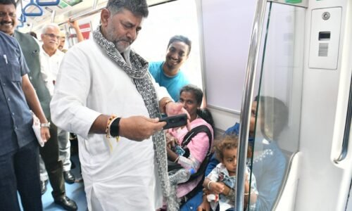 ಸಿಎಂ ಡಿ.ಕೆ.ಶಿವಕುಮಾರ್ ಅವರಿಂದ ಮೆಟ್ರೋ ಪ್ರಯಾಣ|ಯುವಕ ಯುವತಿಯರ ಜೊತೆ ಸೆಲ್ಫಿ, ಸಾರ್ವಜನಿಕರ ಜೊತೆ ಮಾತುಕತೆ