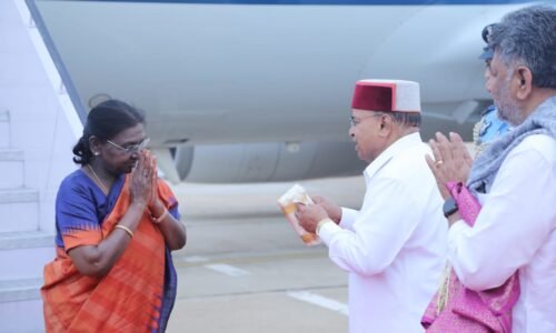 ಬೆಂಗಳೂರಿಗೆ ಆಗಮಿಸಿದ ರಾಷ್ಟ್ರಪತಿ ದ್ರೌಪದಿ ಮುರ್ಮು | ಅತ್ಮಿಯವಾಗಿ ಸ್ವಾಗತಿಸಿದ ರಾಜ್ಯಪಾಲ ಥಾವರ್ ಚಂದ್ ಗೆಹ್ಲೋಟ್ ‌ಹಾಗೂ ಮುಖ್ಯಮಂತ್ರಿ ಡಿ.ಕೆ. ಶಿವಕುಮಾರ್