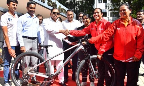 ರಾಜ್ಯದ ಪ್ರತಿಭಾನ್ವಿತ ಸೈಕ್ಲಿಸ್ಟ್‍ಗಳಿಗೆ ಬಂಪರ್ ಕೊಡುಗೆ14 ಲಕ್ಷ ರೂಪಾಯಿ ಮೌಲ್ಯದ ಅಂತರರಾಷ್ಟ್ರೀಯ ಮಟ್ಟದ ಸೈಕಲ್ ವಿತರಿಸಿದ ಉಪ ಮುಖ್ಯಮಂತ್ರಿ ಡಾ.ಜಿ. ಪರಮೇಶ್ವರ್