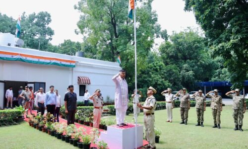 “ಹರ್ ಘರ್ ತಿರಂಗಾ-ಹರ್ ಮನ್ ತಿರಂಗಾ”ಕ್ಕೆ ಪ್ರೇರಣೆಯಾದ ಕೇಂದ್ರ ಶಿಕ್ಷಣ ಸಚಿವ ಪ್ರಲ್ಹಾದ ಜೋಶಿ |ದೆಹಲಿಯಲ್ಲಿ ರಕ್ಷಣಾ ಸಿಬ್ಬಂದಿ ಜತೆ ಸೇರಿ ಸಚಿವರಿಂದ ಧ್ವಜಾರೋಹಣ