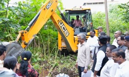 ನಿಮ್ಮ ನಿವೇಶನ ನೀವೇ ಸ್ವತಃ ಸ್ವಚ್ಛಗೊಳಿಸಿ, ಹೆಚ್ಚಿನ ವೆಚ್ಚದಿಂದ ತಪ್ಪಿಸಿಕೊಳ್ಳಿ: ಕೃಷ್ಣ ಬೈರೇಗೌಡ |ಖಾಲಿ ನಿವೇಶನಗಳನ್ನು ಸ್ವಚ್ಛಗೊಳಿಸುವ ಕಾರ್ಯಕ್ಕೆ ಸಾಂಕೇತಿಕ ಚಾಲನೆ