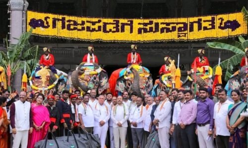 ಅರಮನೆ ಅಂಗಳಕ್ಕೆ ಗಜಪಡೆ ಪದಾರ್ಪಣೆ, ಅದ್ಧೂರಿ ಪೂಜೆಯೊಂದಿಗೆ ಸ್ವಾಗತ ಕೋರಿದ – ಡಾ. ಯತೀಂದ್ರ ಸಿದ್ದರಾಮಯ್ಯ