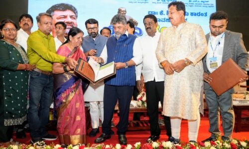 ನಾನೂ ರೈತನ ಮಗ; ನಿಮ್ಮ ನೋವನ್ನು ಕಡಿಮೆ ಮಾಡುತ್ತೇನೆ: ಸಿಎಂ ಡಿ ಕೆ ಶಿವಕುಮಾರ್ |ಶಿವರಾಮ ಕಾರಂತ ಬಡಾವಣೆ; ಭೂಮಿ ಮಾಲೀಕರಿಗೆ ಭೂ ಪರಿಹಾರ ವಿತರಣೆ