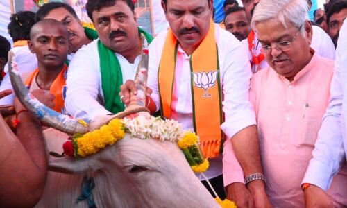 ಗೋ ಪೂಜೆಯೊಂದಿಗೆ ಆರಂಭಗೊಂಡ ಬಿಜೆಪಿ ಪಾದಯಾತ್ರೆಯ ನಾಲ್ಕನೇ ದಿನ ಕಾರಟಗಿಯಲ್ಲಿ ಸಮಾಪ್ತಿ|ಪಂಚ ಗ್ಯಾರಂಟಿಗಳ ಭ್ರಮೆಯಲ್ಲಿ ಕಾಂಗ್ರೆಸ್ ಸರ್ಕಾರ; ಕಡುಬಡವರ ಬದುಕು ಮರೆತಿದೆ – ಬಿ.ವೈ. ವಿಜಯೇಂದ್ರ