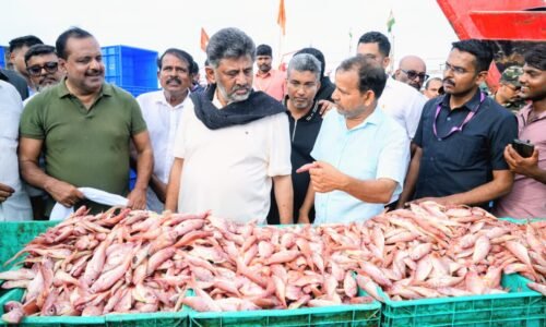 ಬೆಳ್ಳಂ ಬೆಳಗ್ಗೆ ಮಂಗಳೂರು ಬಂದರಿಗೆ ಸಿಎಂ ದಿಢೀರ್ ಭೇಟಿ!ಮೀನುಗಾರರ ಮನದ ಮಾತಿಗೆ ಕಿವಿಗೊಟ್ಟ ಸಿಎಂ ಡಿ ಕೆ ಶಿವಕುಮಾರ್