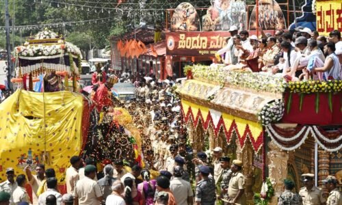 ದಸರಾ ಮಹೋತ್ಸವ:ತುಮಕೂರಿನಲ್ಲಿ ಜಂಬೂ ಸವಾರಿಗೆ ಡಿಸಿಎಂ ಡಾ.ಜಿ.ಪರಮೇಶ್ವರ್ ಪುಷ್ಪಾರ್ಚನೆ