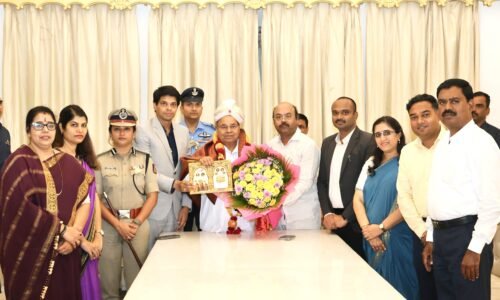 ಮೈಸೂರು ಪೇಟ ತೊಡಿಸಿ ರಾಜ್ಯಪಾಲರಿಗೆ ದಸರಾ ಮಹೋತ್ಸವಕ್ಕೆ ಗೌರವದಿಂದ ಆಹ್ವಾನಿಸಿದ ಸಚಿವ ಡಾ. ಯತೀಂದ್ರ ಸಿದ್ದರಾಮಯ್ಯ
