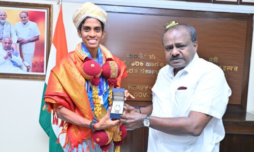ಏಷ್ಯನ್ ಗೇಮ್ಸ್ ಪದಕ ವಿಜೇತೆ ಎಂ.ಆರ್. ಪೂವಮ್ಮ ಅವರನ್ನು ಸನ್ಮಾನಿಸಿದ ಹೆಚ್.ಡಿ.ಕುಮಾರಸ್ವಾಮಿ