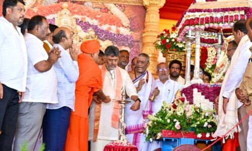 ನಾಡಹಬ್ಬ ಮೈಸೂರು ದಸರಾ ಮಹೋತ್ಸವಕ್ಕೆ ಅದ್ದೂರಿ ಚಾಲನೆ| ಶ್ರೀ ಅಭಿನವ ಗವಿಸಿದ್ಧೇಶ್ವರ ಮಹಾಸ್ವಾಮಿಗಳಿಂದ ದಸರಾ ಮಹೋತ್ಸವ ಉದ್ಘಾಟನೆ