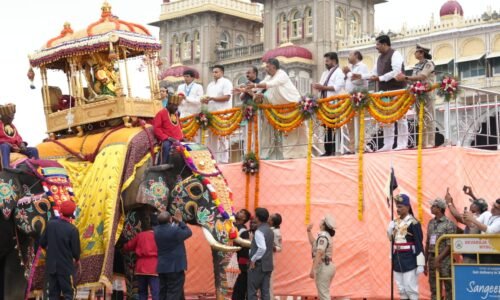 ಜಂಬೂ ಸವಾರಿಯಲ್ಲಿ ವಿಜೃಂಭಿಸಿದ ನಾಡಿನ ಅಧಿದೇವತೆ ತಾಯಿ ಚಾಮುಂಡೇಶ್ವರಿಗೆ ಸಿಎಂ ಪುಷ್ಪಾರ್ಚನೆ