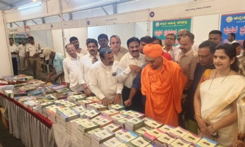 ದಸರಾ ಪುಸ್ತಕ ಮೇಳ: ಪುಸ್ತಕಗಳ ವೀಕ್ಷಿಸಿದ ಅಭಿನವ ಗವಿ ಸಿದ್ದೇಶ್ವರ ಸ್ವಾಮೀಜಿ